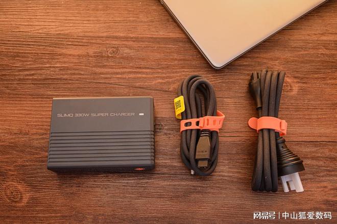 手SlimQ F330氮化镓充电器不朽情缘商拍、出差、桌面收