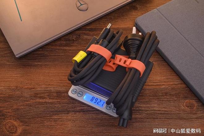 手SlimQ F330氮化镓充电器不朽情缘商拍、出差、桌面收纳好帮(图3)