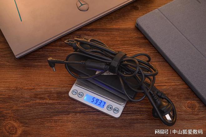 手SlimQ F330氮化镓充电器不朽情缘商拍、出差、桌面收纳好帮(图11)