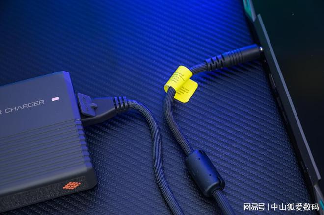 手SlimQ F330氮化镓充电器不朽情缘商拍、出差、桌面收纳好帮(图13)