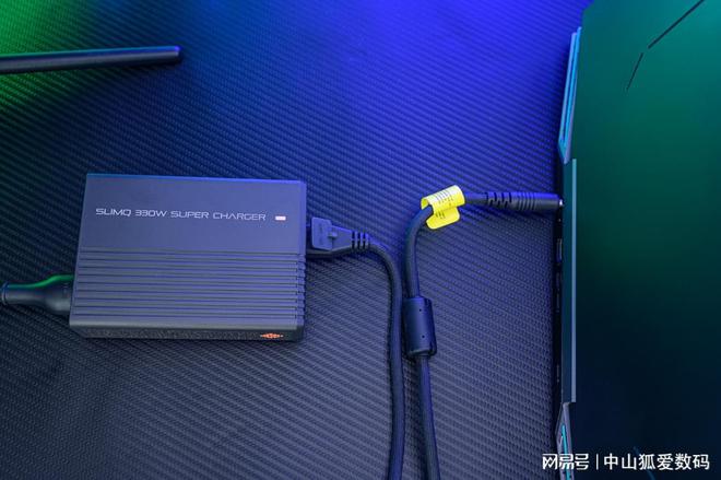 手SlimQ F330氮化镓充电器不朽情缘商拍、出差、桌面收纳好帮(图12)