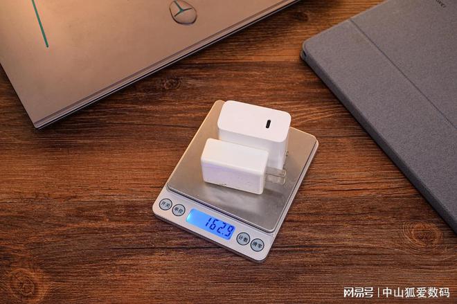 手SlimQ F330氮化镓充电器不朽情缘商拍、出差、桌面收纳好帮(图15)